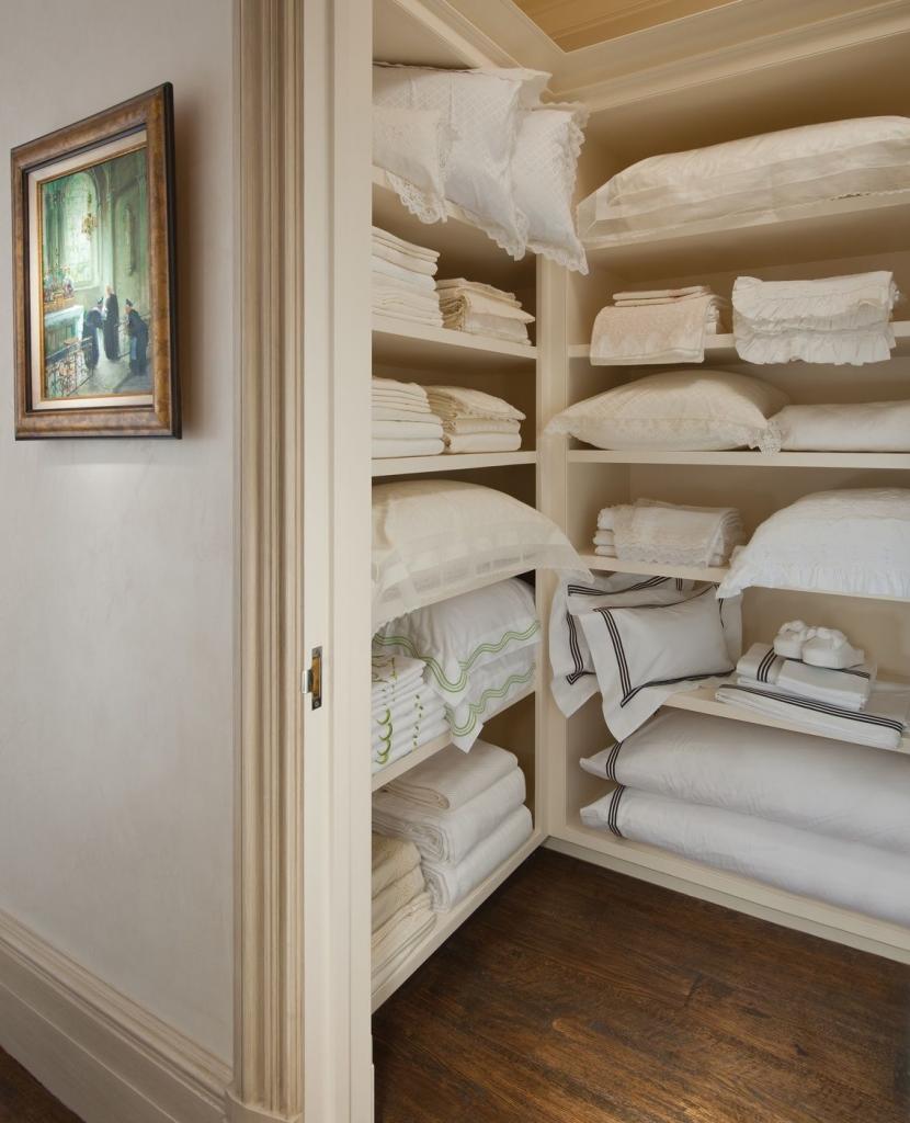 Как хранить постельное бельё в гардеробной
