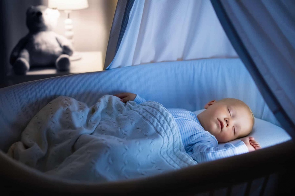 Как часто меняют постельное бельё новорождённым